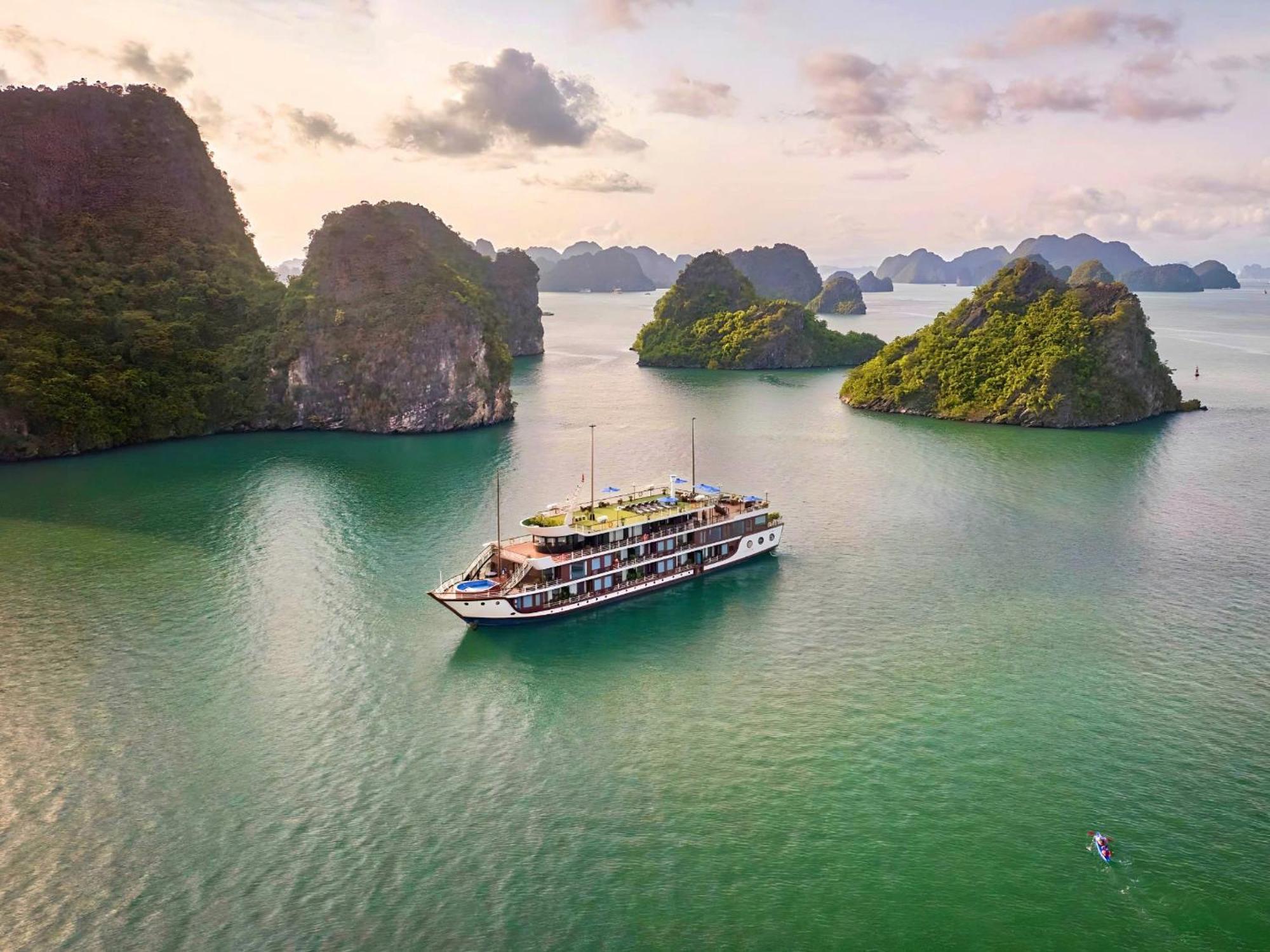 Le Journey Elegance Cruise Hotel Ха Лонг Екстериор снимка